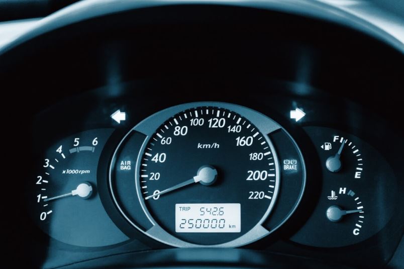 Vì sao đồng hồ ô tô hiển thị giới hạn tốc độ vượt xa giới hạn cho phép?