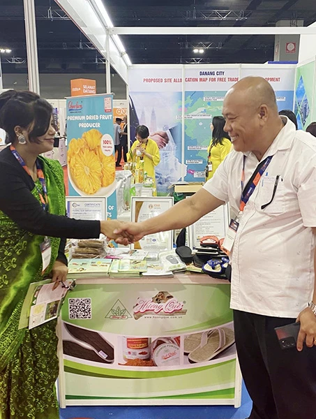 Hương Quế thỏa thuận hợp tác sản phẩm bột quế, dép – lót giày quế với đối tác từ Philippines, Malaysia và Trung Quốc… Hương Quế thỏa thuận hợp tác sản phẩm bột quế, dép – lót giày quế với đối tác từ Philippines, Malaysia và Trung Quốc…