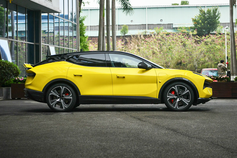Xe hơi Anh quốc đẹp ngang Lamborghini Urus, công suất 905 mã lực, giá hơn 2 tỷ đồng