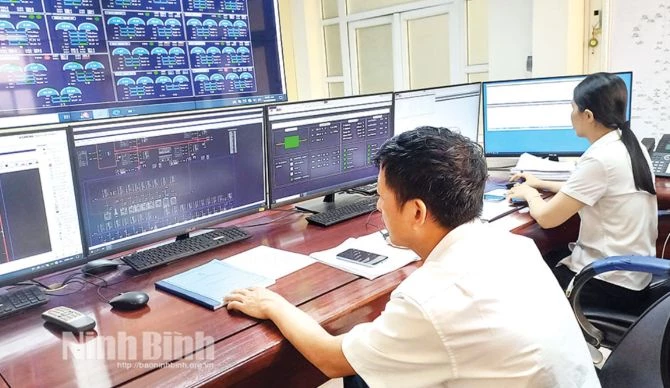 Ứng dụng công nghệ thông tin trong điều hành cung cấp điện tại Công ty Điện lực Ninh Bình. Ảnh: Báo Ninh Bình Ứng dụng công nghệ thông tin trong điều hành cung cấp điện tại Công ty Điện lực Ninh Bình. Ảnh: Báo Ninh Bình