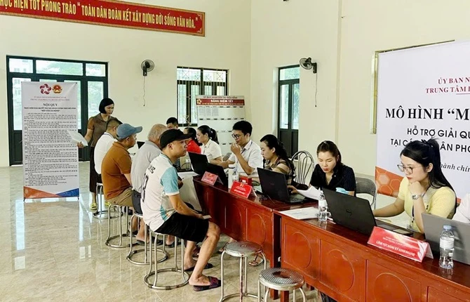 Nhân dân tiếp cận Dịch vụ công trực tuyến thông qua mô hình "Một cửa lưu động" tại phường Nếnh, tỉnh Bắc Ninh Nhân dân tiếp cận Dịch vụ công trực tuyến thông qua mô hình "Một cửa lưu động" tại phường Nếnh, tỉnh Bắc Ninh