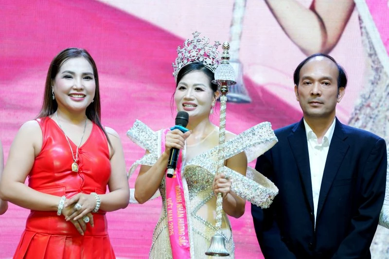 Tân hoa hậu Minh Toán hạnh phúc khi trở về quê hương Ninh Bình. Tân hoa hậu Minh Toán hạnh phúc khi trở về quê hương Ninh Bình.
