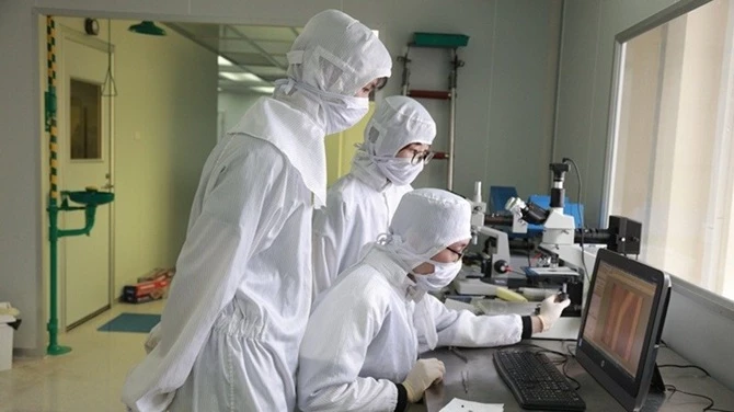 Phòng sạch thuộc Trung tâm Nano và Năng lượng, khoa Vật lý, Trường đại học Khoa học Tự nhiên, Đại học Quốc gia Hà Nội Phòng sạch thuộc Trung tâm Nano và Năng lượng, khoa Vật lý, Trường đại học Khoa học Tự nhiên, Đại học Quốc gia Hà Nội
