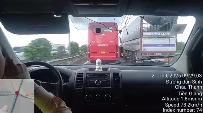 Lực lượng CSGT đường bộ cao tốc số 7 tuần tra trên cao tốc TP Hồ Chí Minh - Trung Lương và tuyên truyền các tài xế đi đúng làn đường quy định.