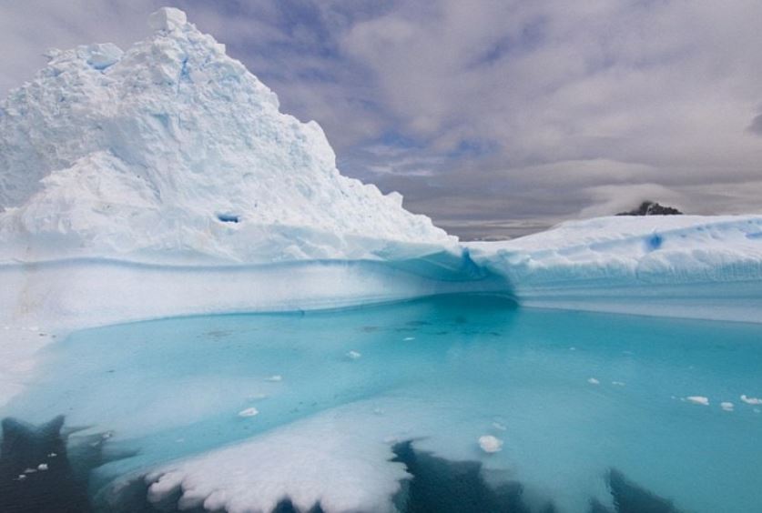 Giải mã bí ẩn: Vì sao nước trong suốt nhưng tuyết lại trắng xóa?