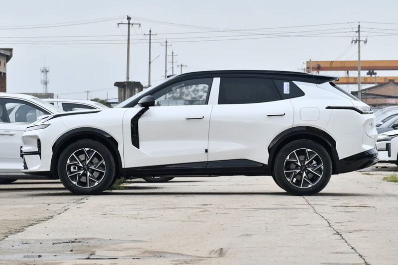 SUV hạng D công suất 613 mã lực, nội thất tiện nghi, giá 651 triệu đồng, cạnh tranh Hyundai Santa Fe