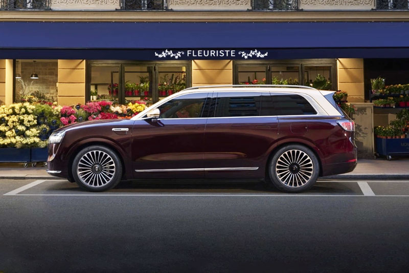 SUV 4 chỗ dài hơn 5,2 mét, công suất 523 mã lực, giá gần 2,1 tỷ đồng