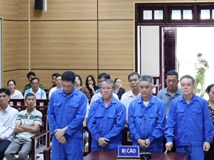 Nhóm "cát tặc" lòng hồ Dầu Tiếng lãnh án