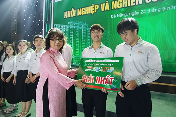 TS Nguyễn Thị Anh Đào - Hiệu trưởng trường ĐH Đông Á trao thưởng cho các sinh viên đạt gải nghiên cứu khoa học, khởi nghiệp năm 2025.