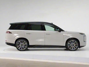 SUV hạng sang dài 5,2 mét, công suất 955 mã lực, giá gần 1,2 tỷ đồng