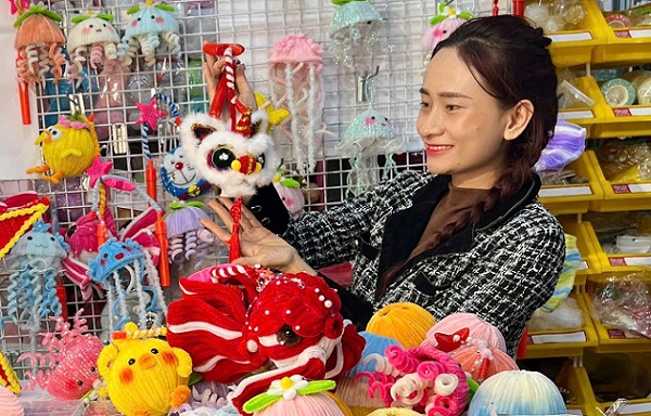 Đèn Trung thu kẽm nhung: Từ rác bỏ đi đến sản phẩm triệu người biết tới