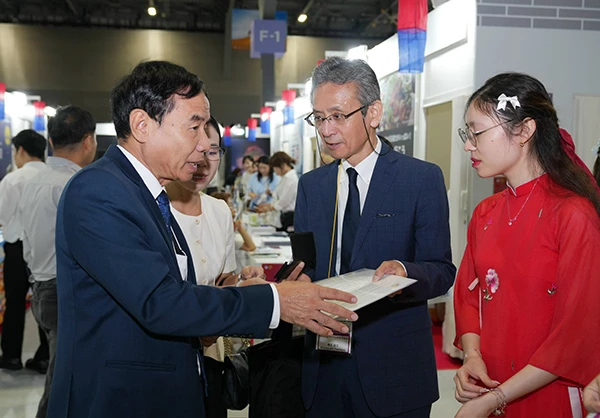 Phó Giám đốc Sở VHTT&DL Đà Nẵng Hà Vỹ trao đổi với các đối tác Nhật Bản tại hội chợ.