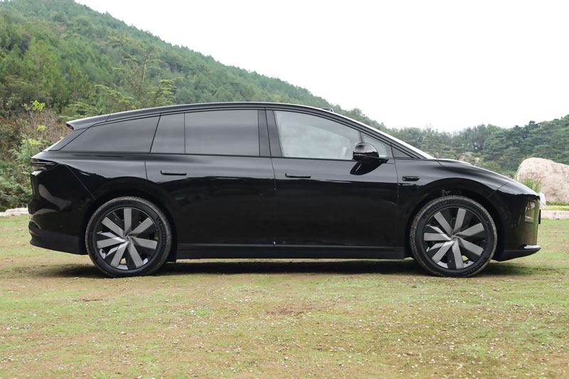 SUV dài hơn 4,9 mét, công suất 536 mã lực, hệ thống treo khí nén, giá hơn 920 triệu đồng