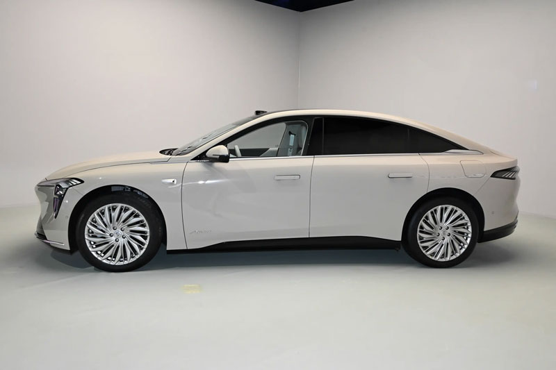 Xe sedan hạng E công suất 338 mã lực, giá hơn 640 triệu đồng