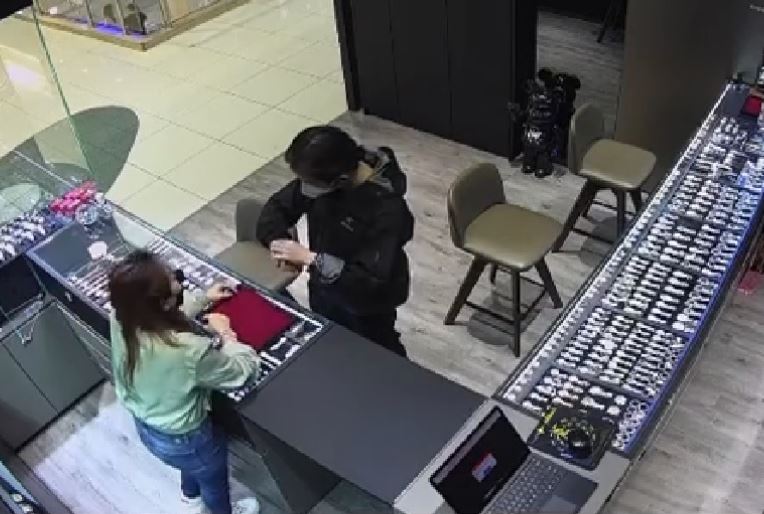 Trộm táo tợn: Đeo thử đồng hồ Rolex giá 817 triệu đồng rồi... chạy mất hút