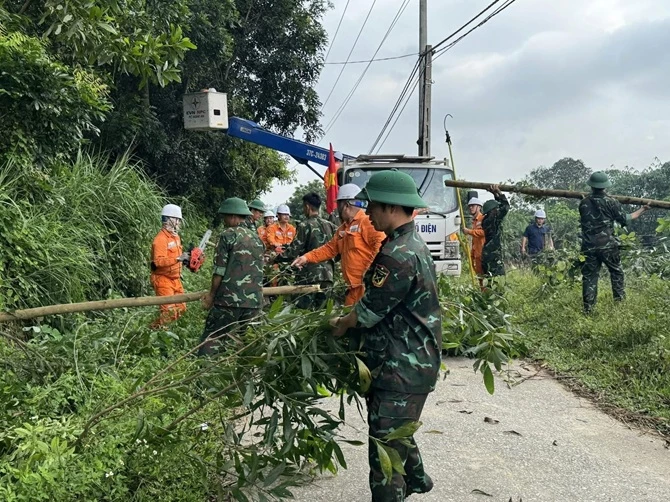 Công ty Điện lực Nghệ An phối hợp với lực lượng quân đội phát quang hành lang lưới điện trước khi bão đổ bộ Công ty Điện lực Nghệ An phối hợp với lực lượng quân đội phát quang hành lang lưới điện trước khi bão đổ bộ