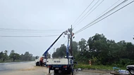 Miền Trung nhanh chóng khôi phục điện cho nửa triệu khách sau bão số 10
