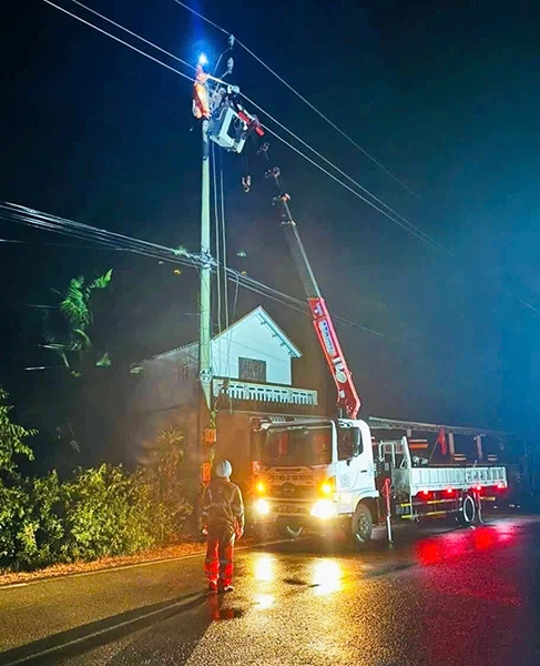 Nhiều địa bàn ở miền Trung bị ảnh hưởng bão số 10 đã được khôi phục cấp điện trở lại.