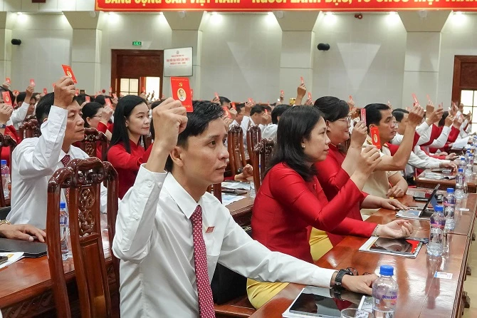 Các đại biểu biểu quyết thông qua các nội dung và chương trình Đại hội