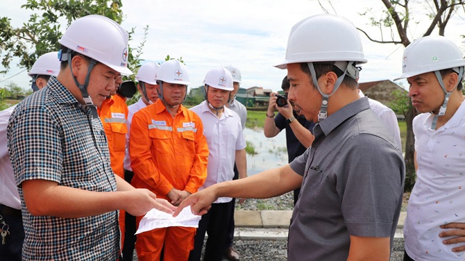 Kiểm tra, chỉ đạo công tác khắc phục sự cố lưới điện sau bão số 10 tại Hà Tĩnh