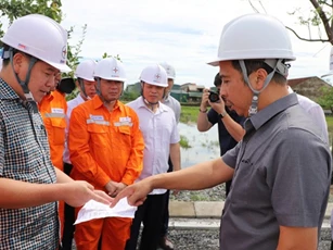 Kiểm tra, chỉ đạo công tác khắc phục sự cố lưới điện sau bão số 10 tại Hà Tĩnh