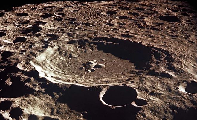 Kho báu vũ trụ với hàng ngàn hố va chạm chứa kim loại quý trên Mặt trăng