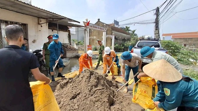EVNHANOI hỗ trợ người dân trong công tác chống ngập úng