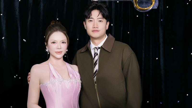 Lý Nhã Kỳ quyến rũ bên cạnh Quốc Trường