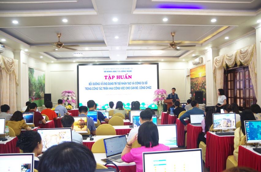 Ngh&#x1EC7; An t&#x1EAD;p hu&#x1EA5;n &#x1EE9;ng d&#x1EE5;ng tr&#xED; tu&#x1EC7; nh&#xE2;n t&#x1EA1;o cho h&#x1A1;n 270 c&#xE1;n b&#x1ED9;