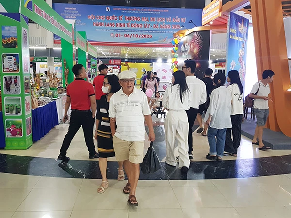 Không khí tham quan, mua sắm tại hội chợ khá sôi động.
