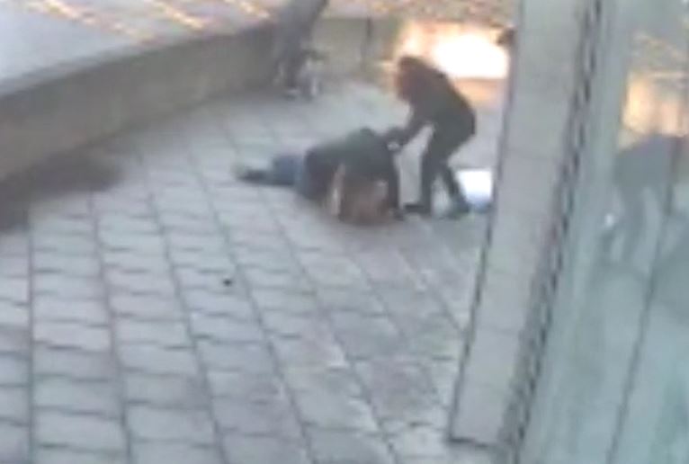 Giây phút kinh hoàng: Vợ bị chó becgie tấn công giữa phố, chồng dũng cảm lao vào giải cứu