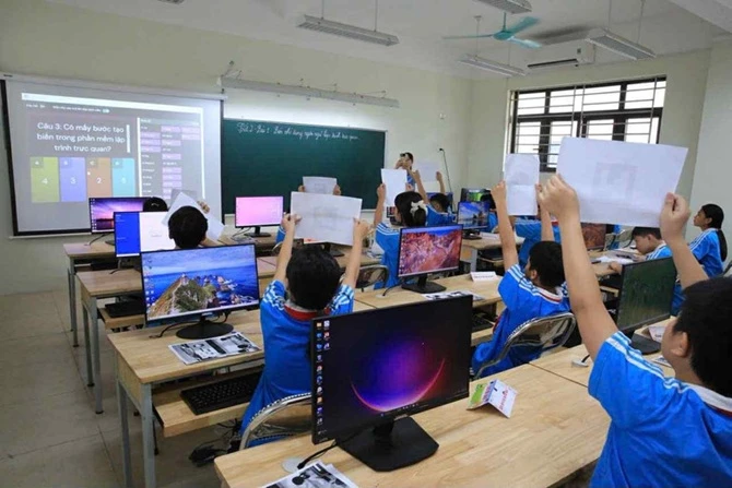 Học sinh hào hứng trong tiết học Học sinh hào hứng trong tiết học