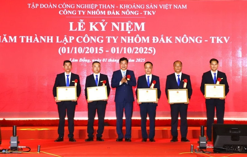 Phó Bí thư Tỉnh ủy Lâm Đồng trao bằng khen cho các cá nhân có thành tích xuất sắc.
