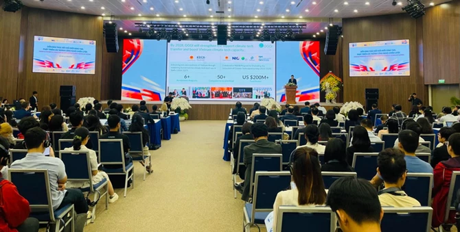Hơn 500 đại biểu trong nước và quốc tế là đại diện các bộ, ngành, địa phương, tập đoàn công nghệ hàng đầu, doanh nghiệp, tổ chức quốc tế, viện nghiên cứu, trường đại học, chuyên gia... tham dự Diễn đàn "Thúc đẩy đổi mới sáng tạo, phát triển các ngành công nghệ chiến lược" - Ảnh: VGP/Thu Sa