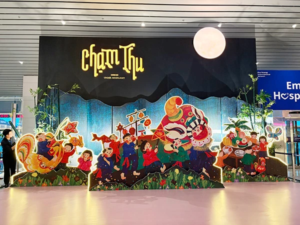 Triển lãm "Chạm Thu" tổ chức Được tổ chức tại cửa khởi hành số 7, khu vực cách ly của nhà ga quốc tế T2 sân bay Đà Nẵng.