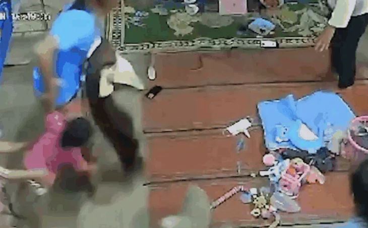 Mẹ phản xạ cực nhanh, cứu con khỏi bị rắn cắn