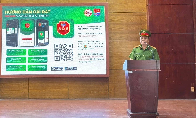 Ảnh 2: Người dân được hướng dẫn cài đặt ứng dụng “SOS An ninh trật tự - CATP HCM” qua ứng dụng dành cho công dân.