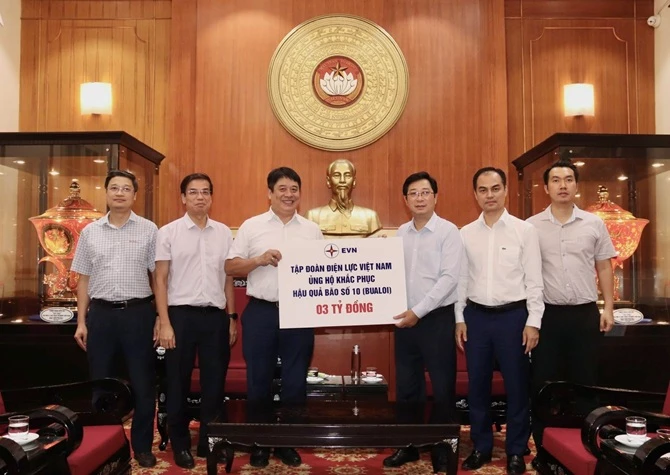 Tổng giám đốc EVN Nguyễn Anh Tuấn (thứ ba, từ trái sang) đại diện trao biểu trưng ủng hộ 3 tỷ đồng của Tập đoàn Điện lực Việt Nam để góp phần khắc phục hậu quả bão số 10 Tổng giám đốc EVN Nguyễn Anh Tuấn (thứ ba, từ trái sang) đại diện trao biểu trưng ủng hộ 3 tỷ đồng của Tập đoàn Điện lực Việt Nam để góp phần khắc phục hậu quả bão số 10