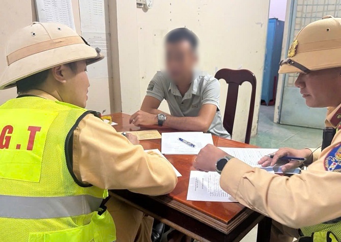 Xử phạt tài xế dừng xe trên cao tốc quay flycam