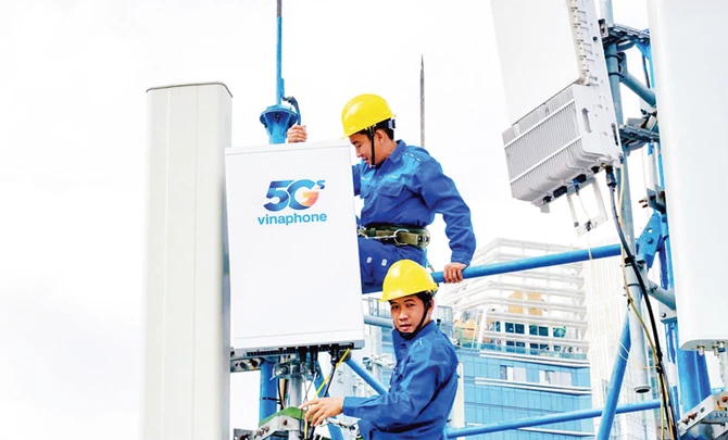 Nhân viên kỹ thuật của VNPT lắp đặt trạm phát sóng 5G