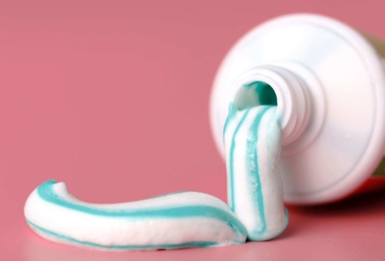 Vì sao kem đánh răng nhiều màu không bị hòa trộn trong tuýp?