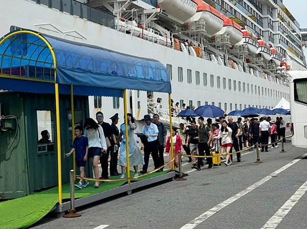 Du khách tàu tàu du lịch biển quốc tế Adora Mediterranea đã cập cảng Tiên Sa làm thủ tục lên bờ, tham quan TP Đà Nẵng.