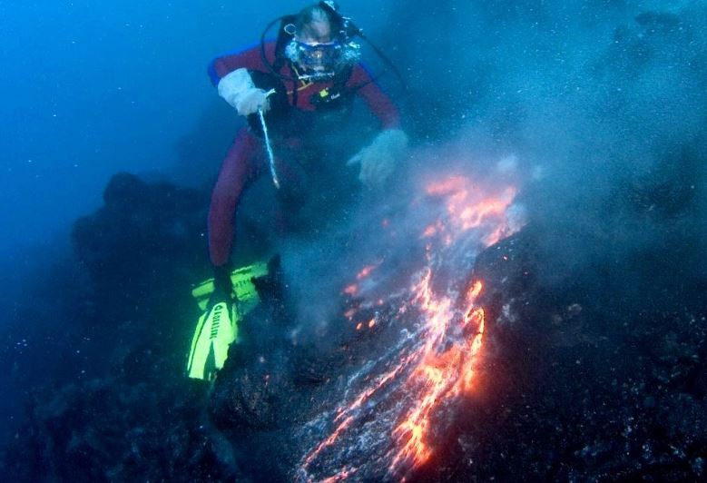 Nước không dập được lửa: Giải mã bí ẩn vì sao núi lửa dưới biển vẫn âm ỉ phun trào
