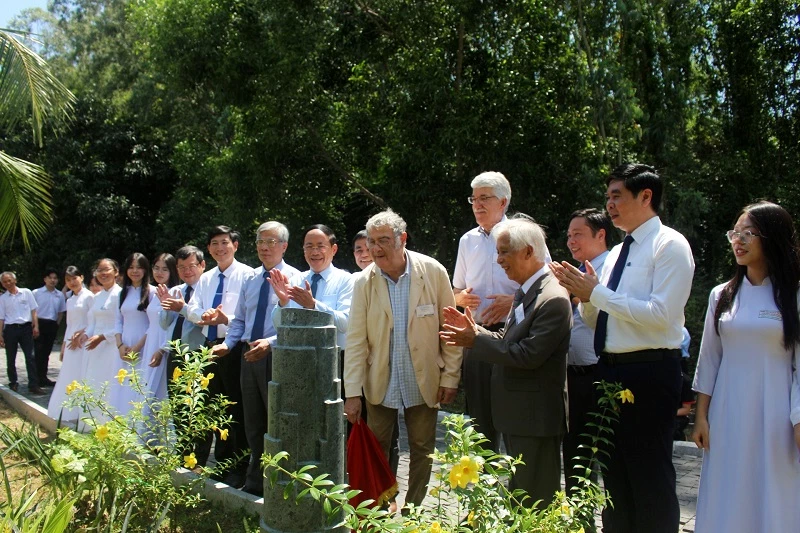 ra mắt trụ đá thứ 19 vinh danh GS Serge Haroche tại con đường Nobel trong khuôn viên Trung tâm ICISE.