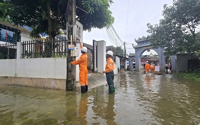Công nhân EVNHANOI kiểm tra thiết bị điện tại vùng ngập úng Công nhân EVNHANOI kiểm tra thiết bị điện tại vùng ngập úng