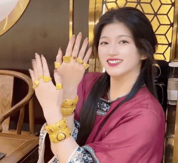 'Choáng váng' trước cuộc sống xa hoa của phú bà 9X: Mua vàng ròng như cơm bữa, tiền tiêu không hết
