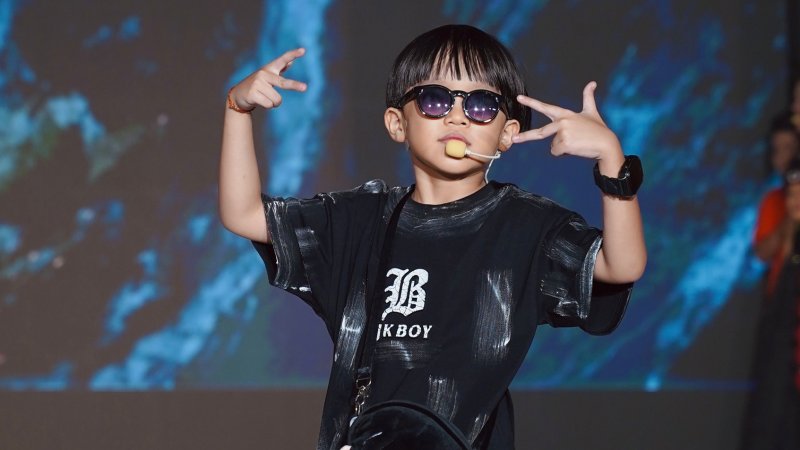 Rapper 8 tuổi 'Em bé chất' làm vedette, khuấy động sàn diễn thời trang nhí