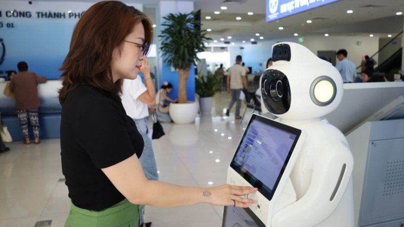 Ch&#xED;nh quy&#x1EC1;n s&#x1ED1; H&#xE0; N&#x1ED9;i: Ng&#x1B0;&#x1EDD;i d&#xE2;n l&#xE0;m th&#x1EE7; t&#x1EE5;c v&#x1EDB;i Robot AI, h&#x1ED3; s&#x1A1; tr&#x1EF1;c tuy&#x1EBF;n v&#x1B0;&#x1EE3;t n&#x1ED9;p tr&#x1EF1;c ti&#x1EBF;p
