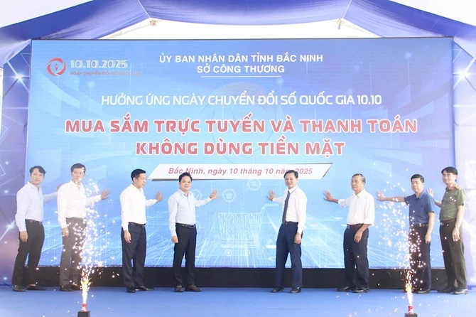 Các đại biểu thực hiện nghi thức phát động chương trình "Mua sắm trực tuyến và thanh toán không dùng tiền mặt Các đại biểu thực hiện nghi thức phát động chương trình "Mua sắm trực tuyến và thanh toán không dùng tiền mặt