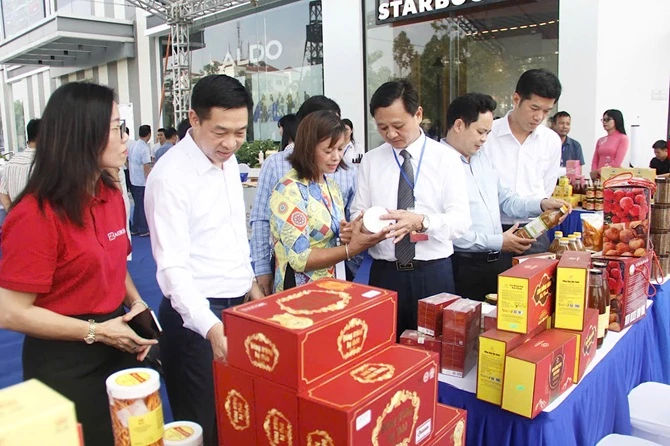 Các đại biểu tham quan gian trưng bày sản phẩm Các đại biểu tham quan gian trưng bày sản phẩm